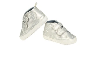 Buciki niemowlęce dla dziewczynki srebrne - z serduszkiem 