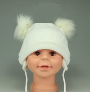 Czapka dla niemowlaka z pomponami - biała